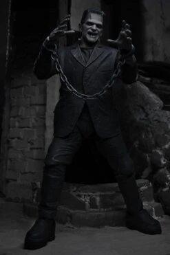 NECA Frankensteins Monster - Ultimate Monster Actionfigur (schwarz/weiß) -Spielzeug Puppen Geschäft 0480511