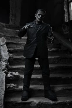 NECA Frankensteins Monster - Ultimate Monster Actionfigur (schwarz/weiß) -Spielzeug Puppen Geschäft 048052