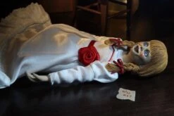 NECA The Conjuring Universe - Annabelle Clothed Actionfigur -Spielzeug Puppen Geschäft 1489313 1