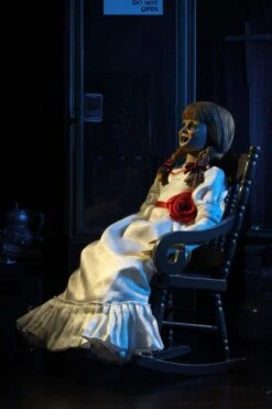 NECA The Conjuring Universe - Annabelle Clothed Actionfigur -Spielzeug Puppen Geschäft 148939 1