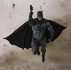 Justice League - Batman - S.H.Figuarts Figur -Spielzeug Puppen Geschäft 3ea05dfdeb0e3cce25744b54012628392a47a2a5f5fcadb811371a9105036db9