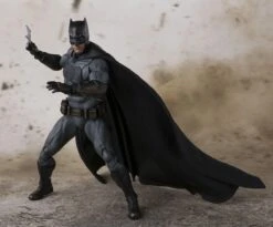 Justice League - Batman - S.H.Figuarts Figur -Spielzeug Puppen Geschäft 5c8d2340ba01b76c5412af6ff5f8b6dfeecbf8c04c74ebcc5d4323e3159e20c4