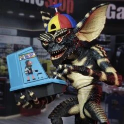 NECA Gremlins - Ultimate Gamer Gremlin Actionfigur -Spielzeug Puppen Geschäft b5dbe8896ef7264b9c05821f9720506d7618bbcbc4119663c42c8286917a00e4