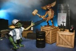 NECA Gremlins 2 - Ultimate Demolition Gremlin 2-Pack - Clothed Actionfigur -Spielzeug Puppen Geschäft demo set7 scaled 1