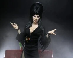 NECA Elvira, Mistress Of The Dark - Clothed Actionfigur -Spielzeug Puppen Geschäft elvira3 scaled 2