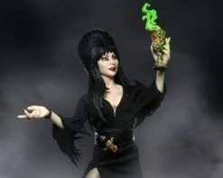 NECA Elvira, Mistress Of The Dark - Clothed Actionfigur -Spielzeug Puppen Geschäft elvira6 scaled 1