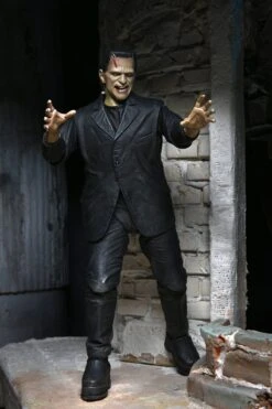 NECA Universal Monster Figur- Ultimate Frankensteins Monster (Color) -Spielzeug Puppen Geschäft frank11 scaled 1