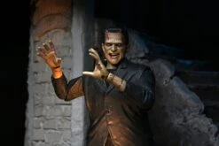NECA Universal Monster Figur- Ultimate Frankensteins Monster (Color) -Spielzeug Puppen Geschäft frank9 scaled 1