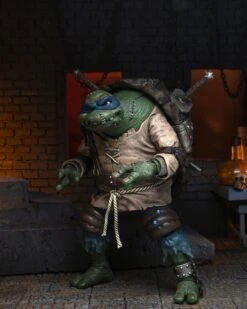 NECA Universal Monsters X TMNT - Ultimate Leonardo Als The Hunchback Figur -Spielzeug Puppen Geschäft leo4 scaled 1