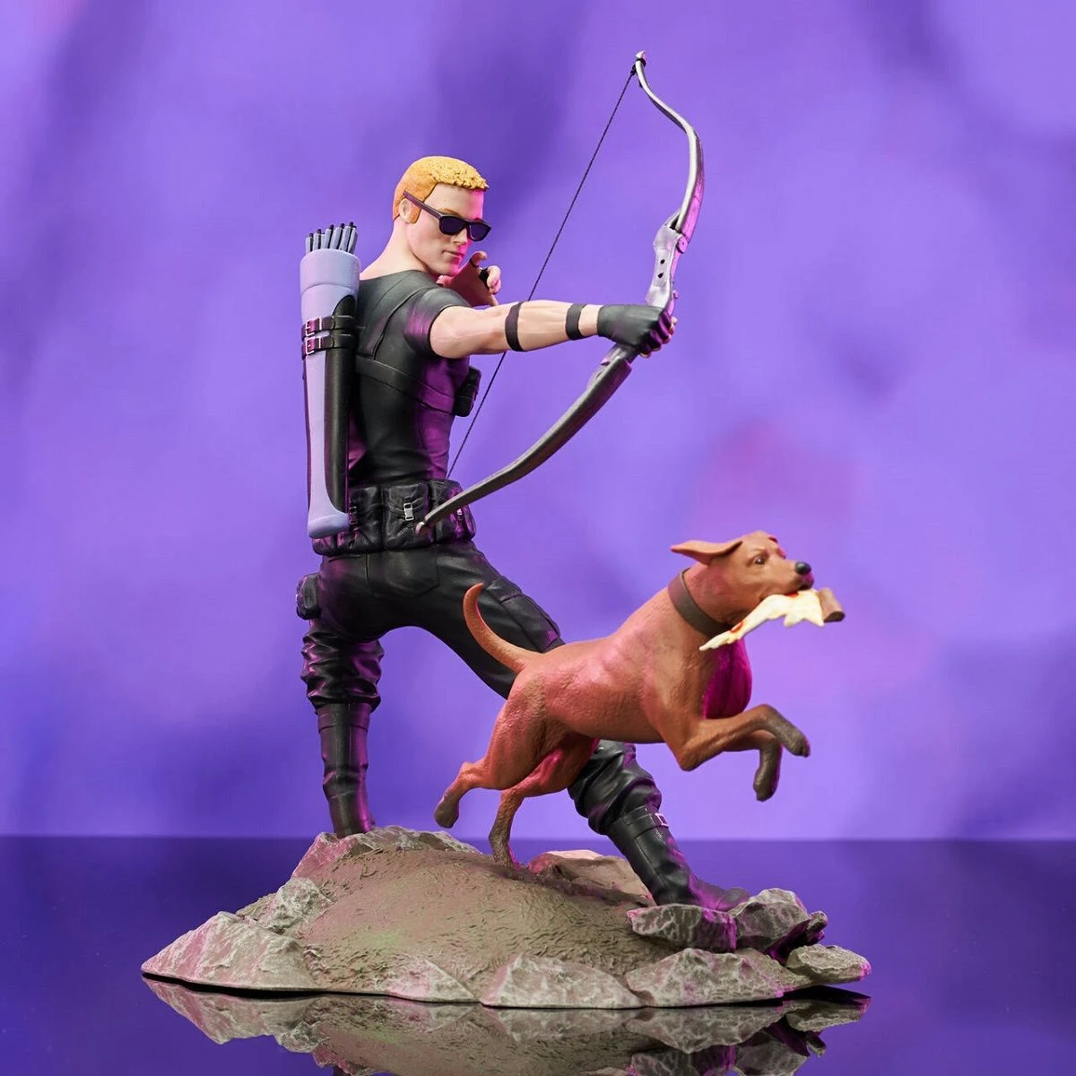 Diamond Select Marvel Gallery - Hawkeye Mit Lucky Dem Pizza-Dog - Statue 3 Diamond Select Marvel Gallery - Hawkeye Mit Lucky Dem Pizza-Dog - Statue