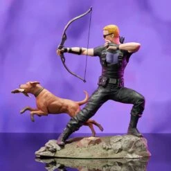 Diamond Select Marvel Gallery - Hawkeye Mit Lucky Dem Pizza-Dog - Statue 16 Diamond Select Marvel Gallery - Hawkeye Mit Lucky Dem Pizza-Dog - Statue -Spielzeug Puppen Geschäft marvel hawkeye gallery 03 71440.1628723307