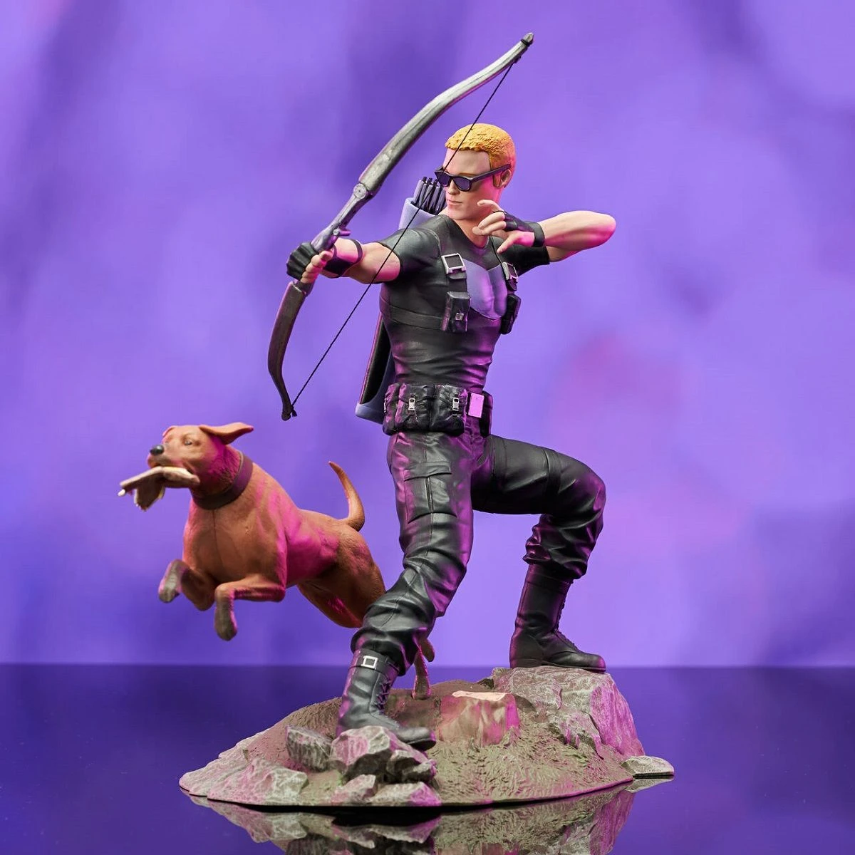 Diamond Select Marvel Gallery - Hawkeye Mit Lucky Dem Pizza-Dog - Statue 7 Diamond Select Marvel Gallery - Hawkeye Mit Lucky Dem Pizza-Dog - Statue – Bild 5