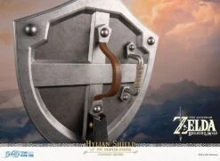 Diverse First 4 Figures - The Legend Of Zelda - Hylian Shield Statue -Spielzeug Puppen Geschäft x f4fbotwhs i